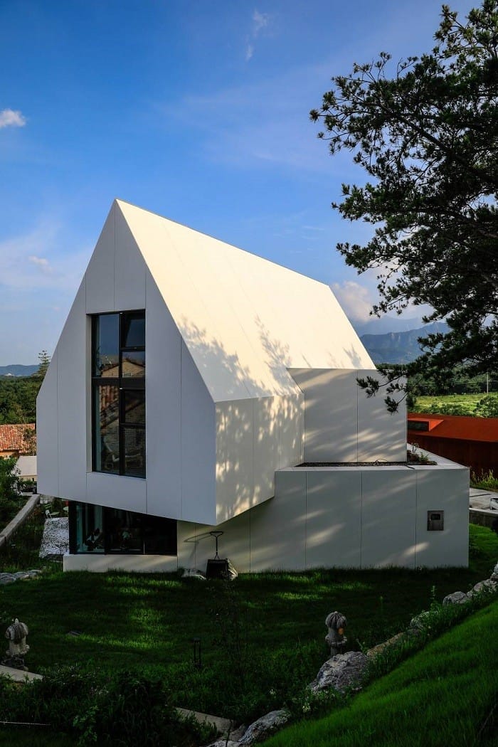 fachada de la casa blanca en Sokcho