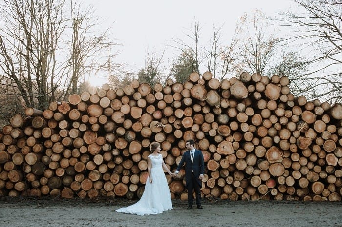 recién casados haciéndose fotografía