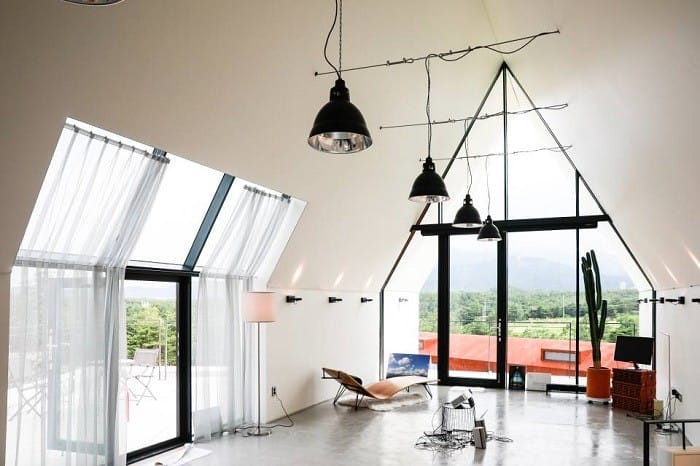 Una casa de HIMACS elegante y minimalista inmersa en plena naturaleza