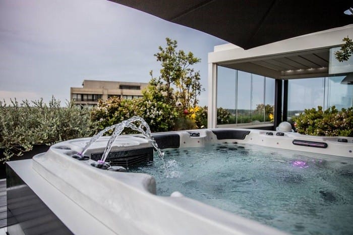 hidromasaje en la terraza de un ático