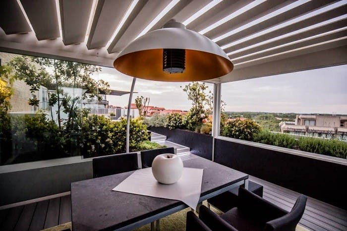 mesa en una terraza de un ático