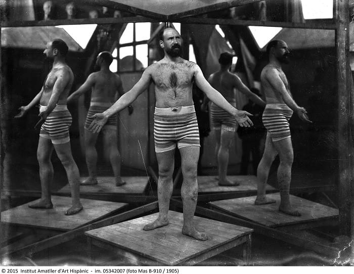 Modelo posando entre espejos para las esculturas de la Sagrada Familia, 1905