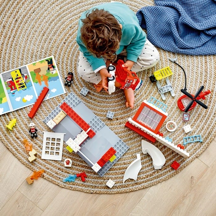 niño jugando con juego LEGO