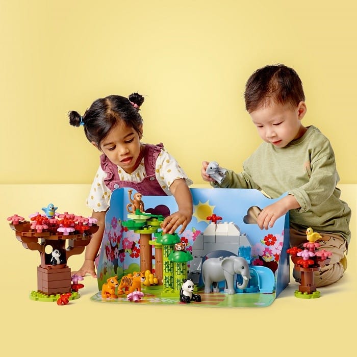niños con lego animales Asia