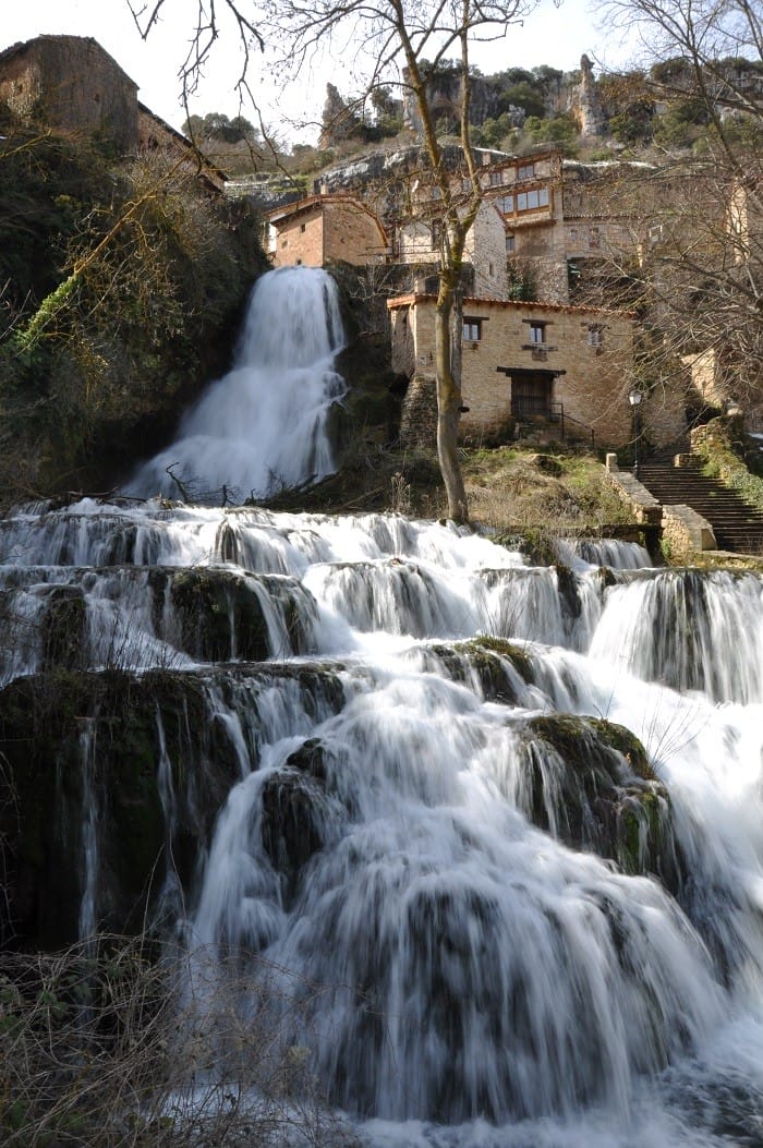 pueblo de Burgos con cascada