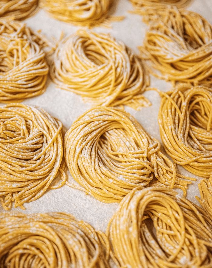 montones de pasta fresca