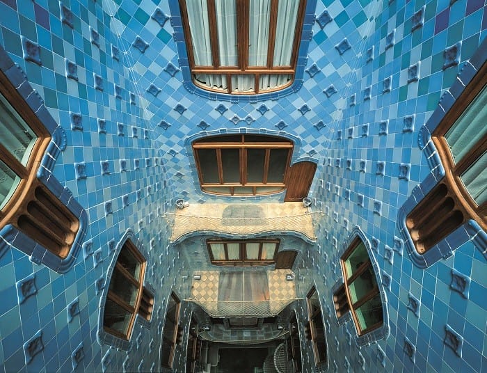Patio interior de la Casa Batlló revestido de baldosas de cerámica vidriada