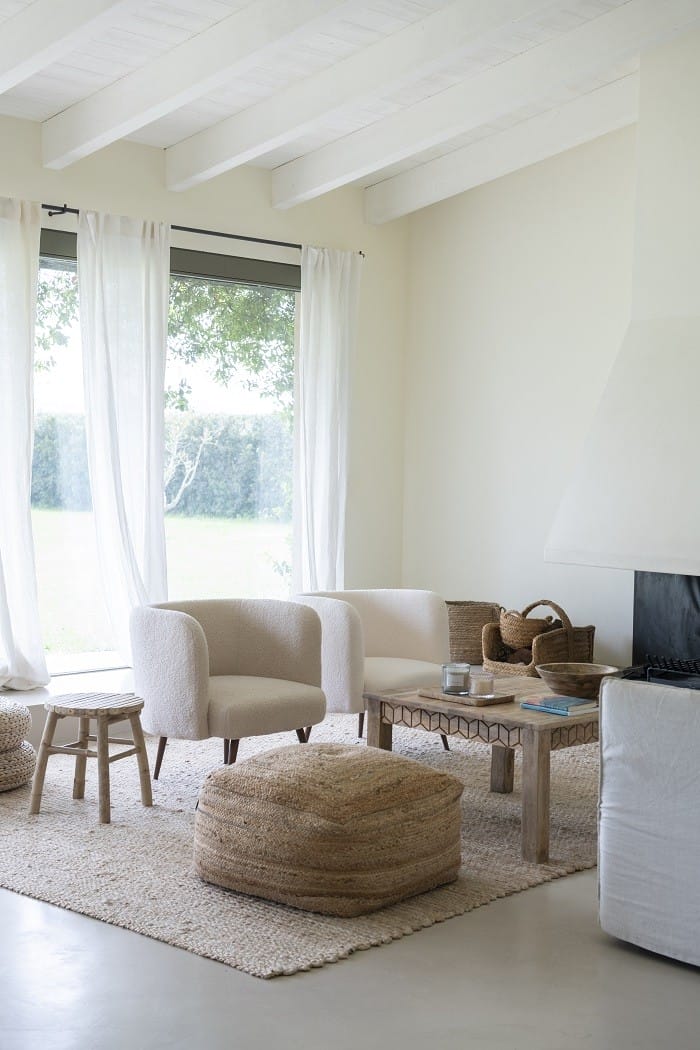 puff de fibras naturales en el salón