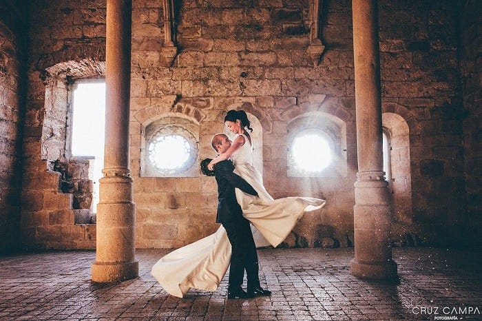 pareja de recién casados bailando dentro de un edificio antiguo