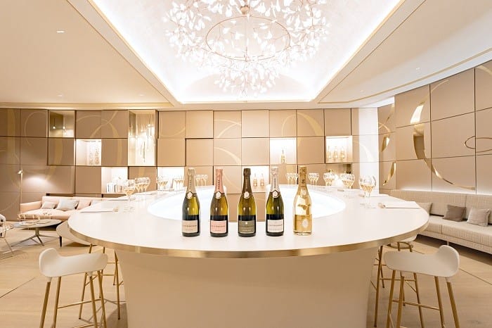 sala de degustación con botellas de champagne