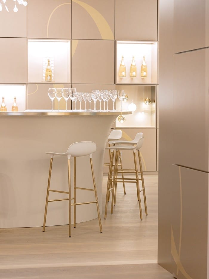 taburetes en sala de degustación