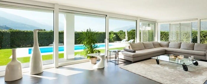 amplio salón con microcemento