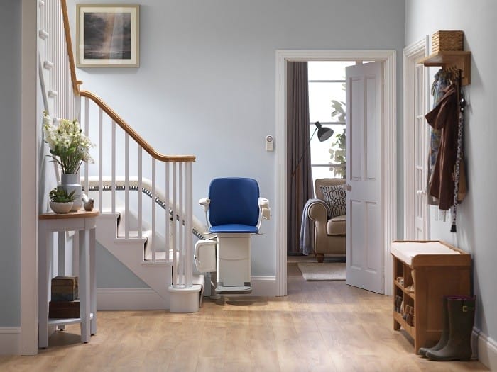 silla salvaescaleras en azul en unas escaleras de un hogar