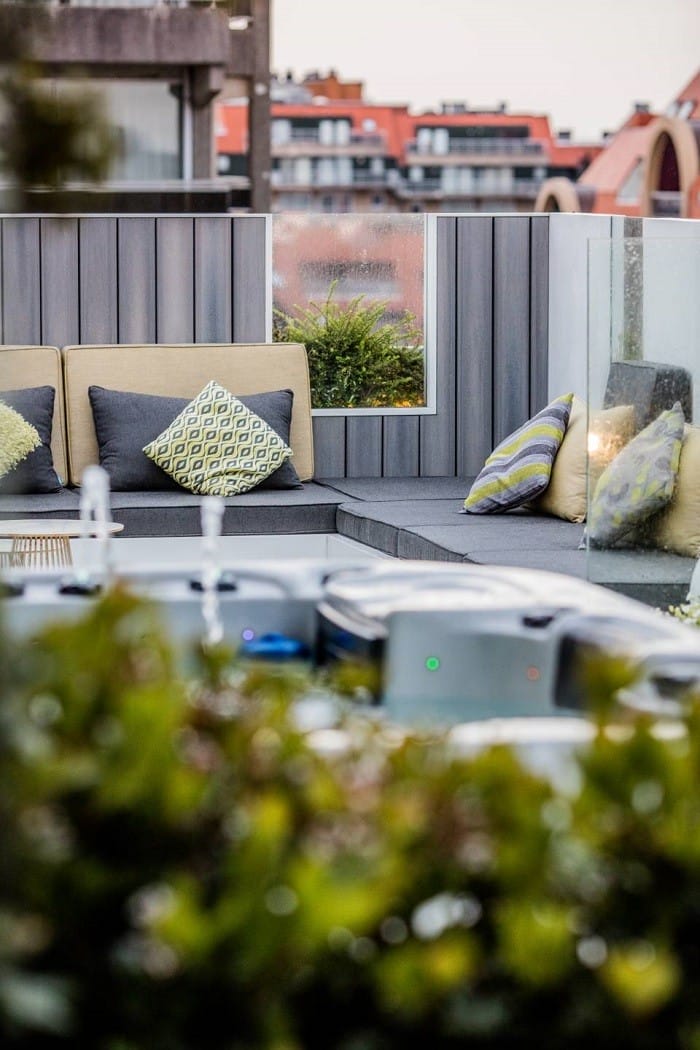 sofás en la esquina de una terraza de un ático