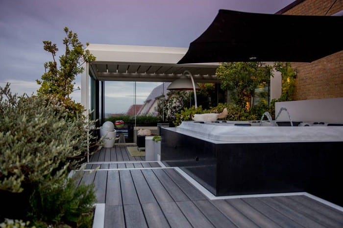 terraza de un ático con jacuzzi