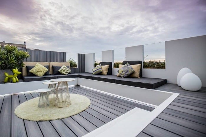 terraza-con-sofas-de-exterior-y-mesa-central