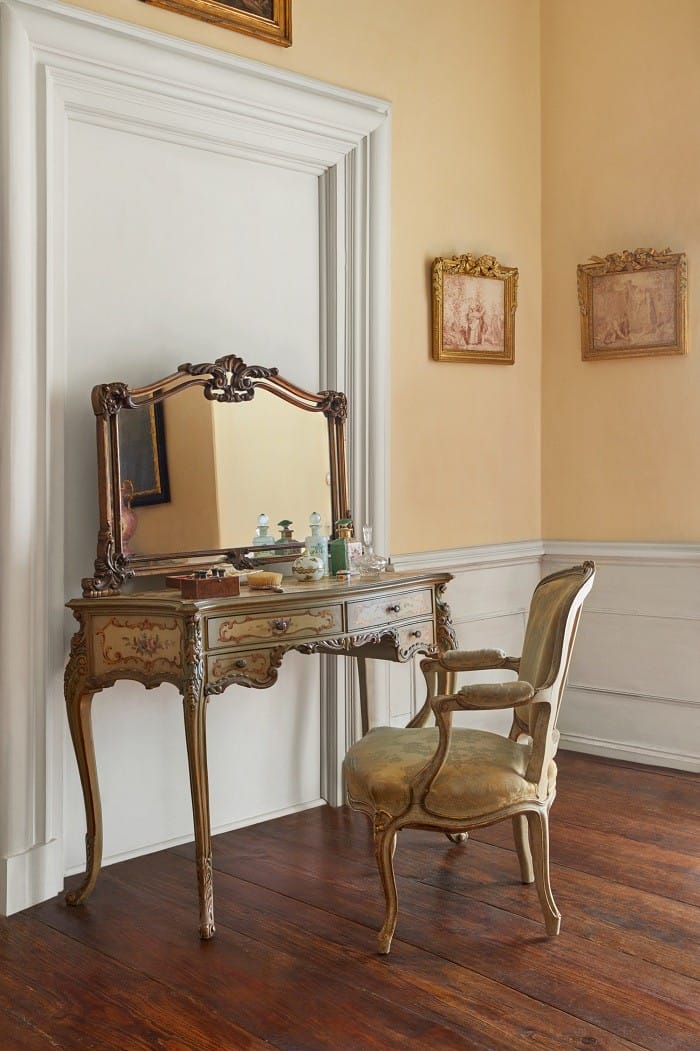 tocador con espejo y silla