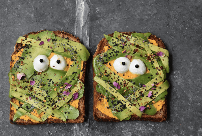 dos tostadas tipo momia con aguacate