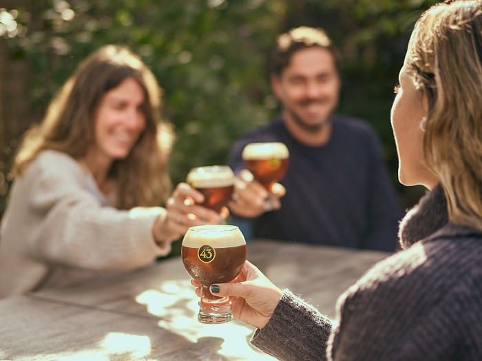 grupo de amigos tomando algo en una terraza