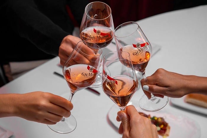 varias personas brindando con champagne