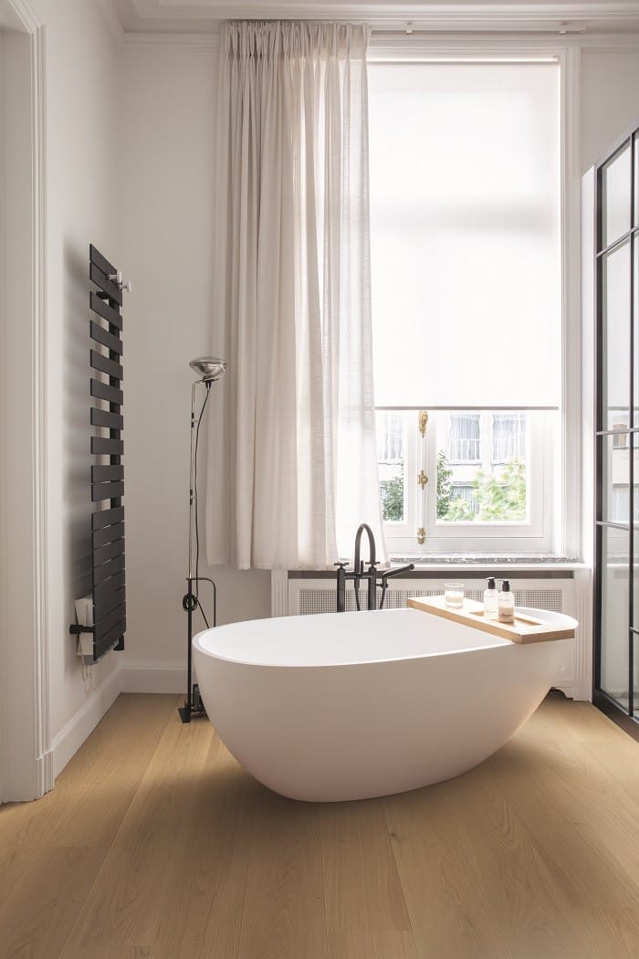 bañera en un cuarto de baño de un hogar