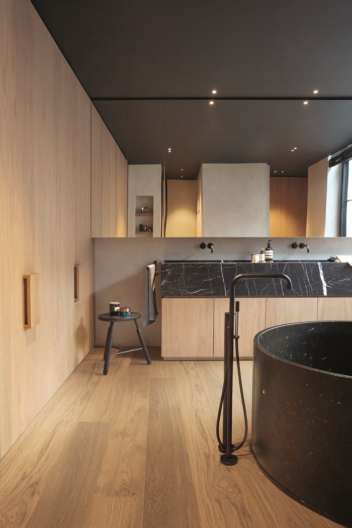 cuarto de baño ordenado en tonos oscuros