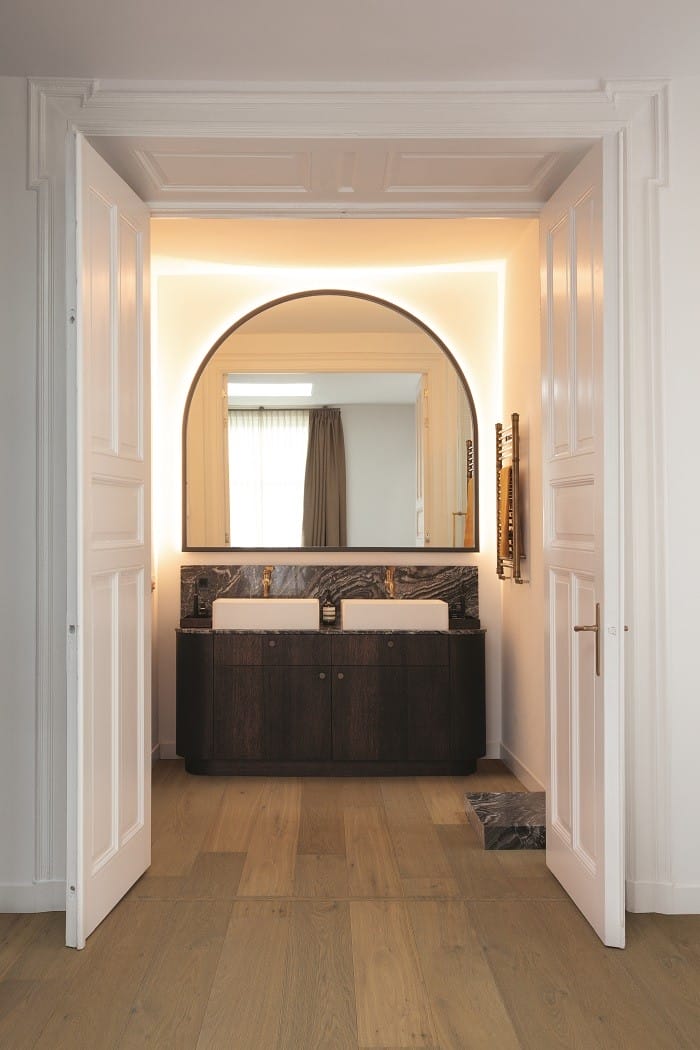 cuarto de baño con lavabo doble y espejo