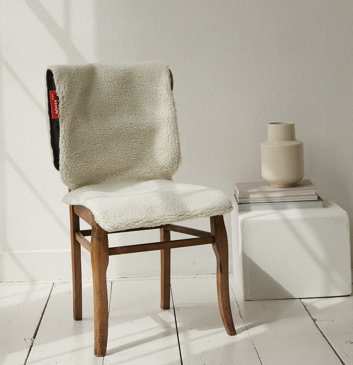 manta suave en una silla