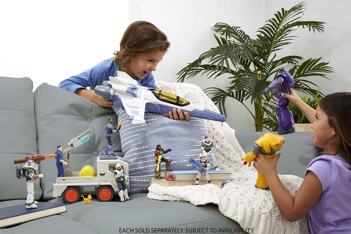 niños jugando con juguetes