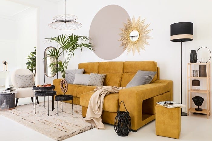 salón con tonos amarillo del estilo winter light