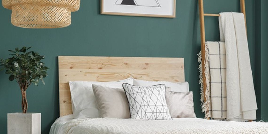 dormitorio doble con pintura verde azulada