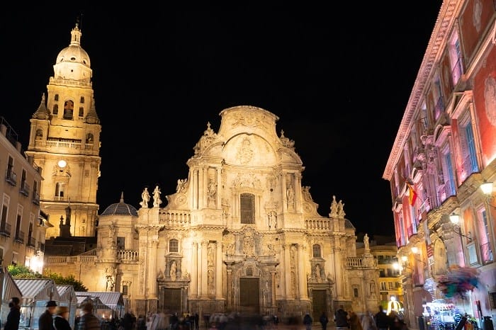 Catedral iluminada en Navidad en Murcia