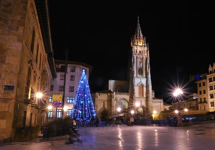 Oviedo con decoración navideña