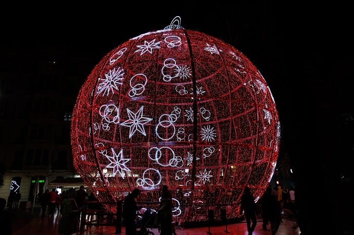Adorno bola de Navidad en Alicante