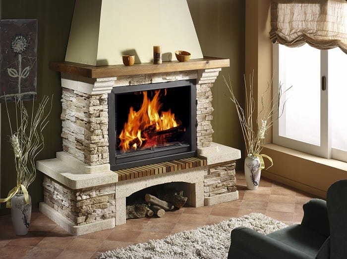 chimenea en el salón de una casa