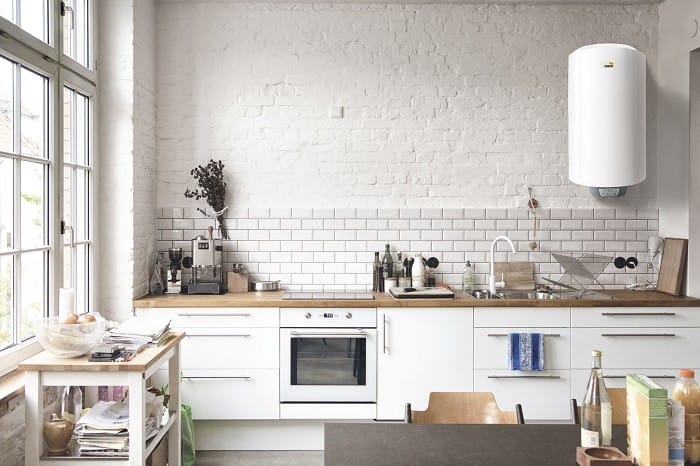 cocina blanca con termo eléctrico