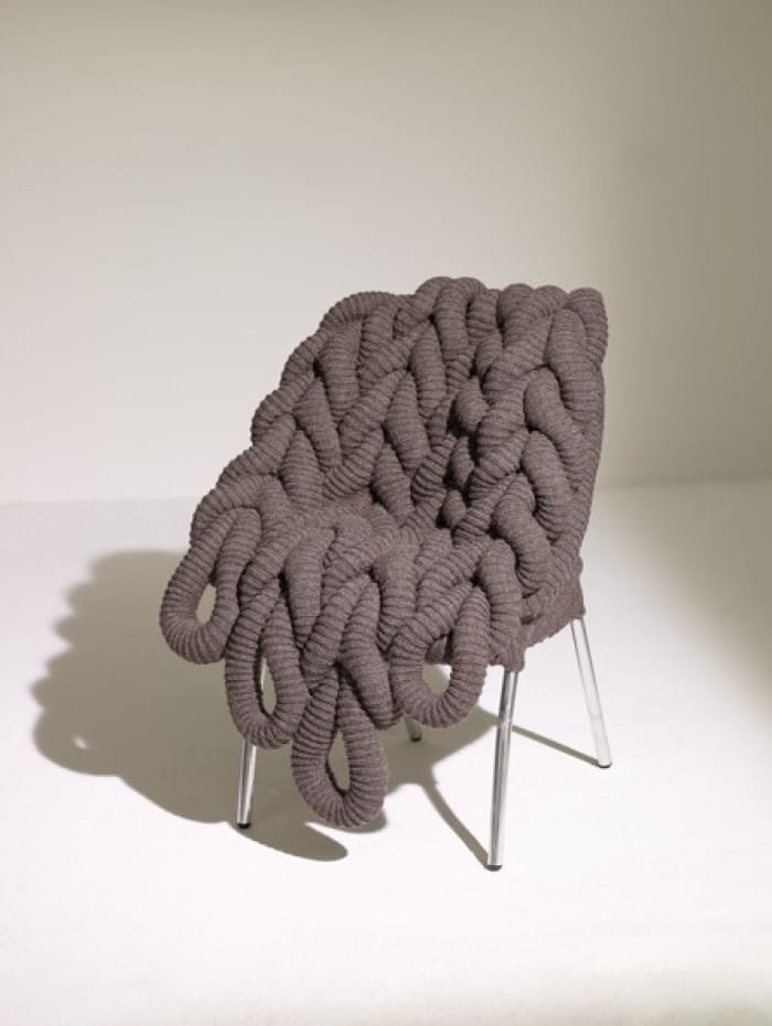 El arte de vestir las sillas con diseños inspirados en crochet y tejidos de lana