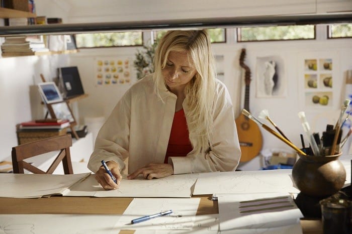 diseñadora trabajando para nueva colección de Ikea