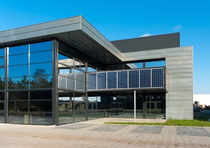 Edificio de oficinas con paneles solares