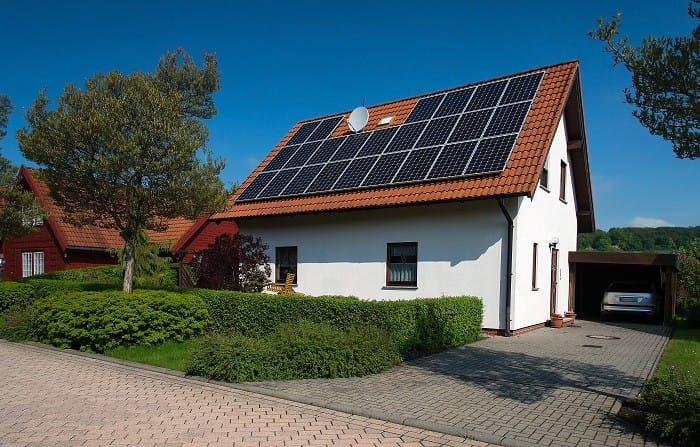 casa con placas solares en el tejado