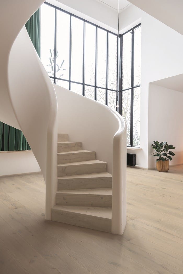 escalera en color claro