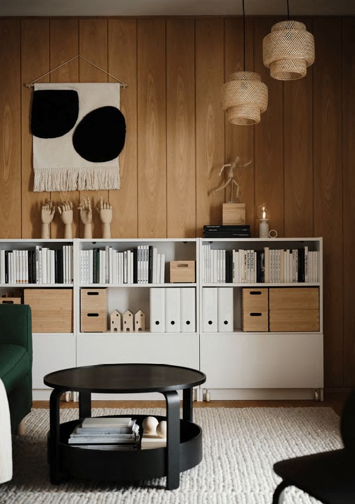 salón con estantería y mesa ikea