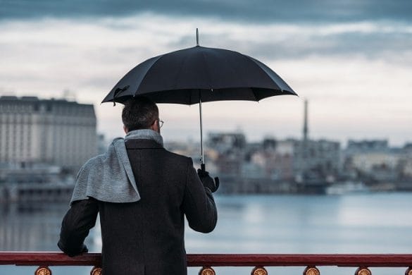 hombre con paraguas por la ciudad