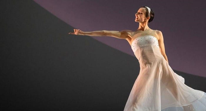 mujer bailando en Teatro