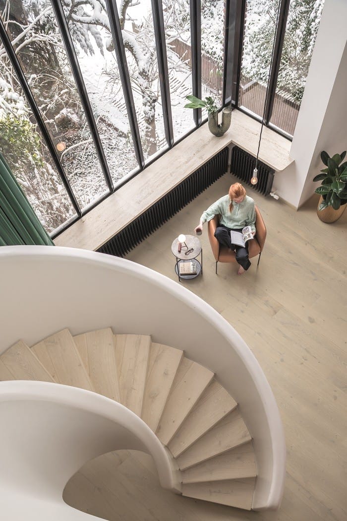 mujer leyendo en su casa