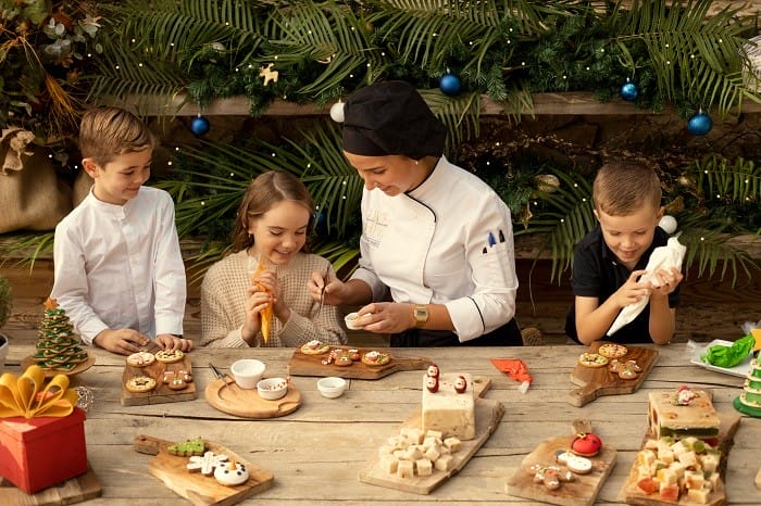 grupo de niños cocinando con un chef