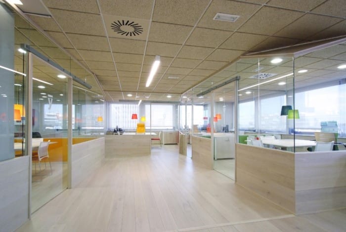 Oficinas YMedia, diseño de interiores para oficinas por Stone Designs