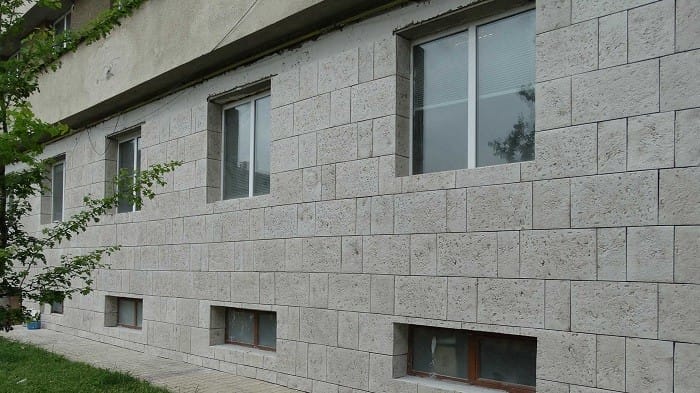 Fachada de un edificio con piedra artificial