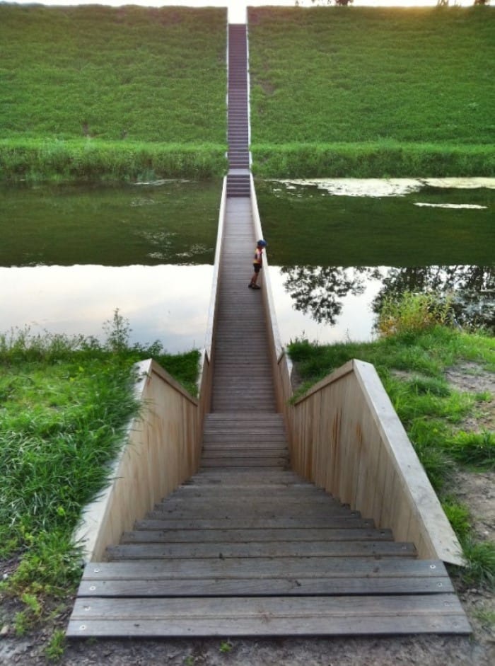 Arquitectura invisible: un puente a ras del agua por el estudio RO&AD