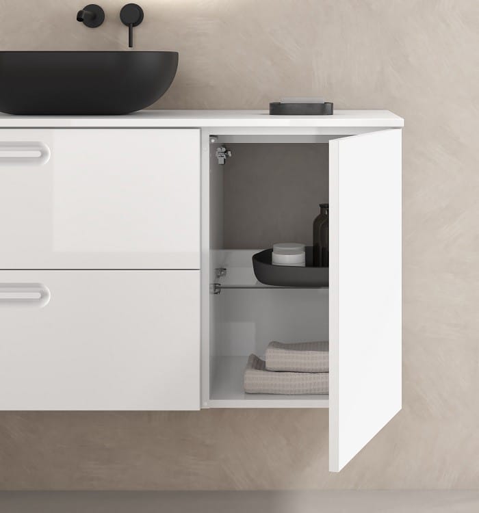 mueble de baño blanco con puerta abierta